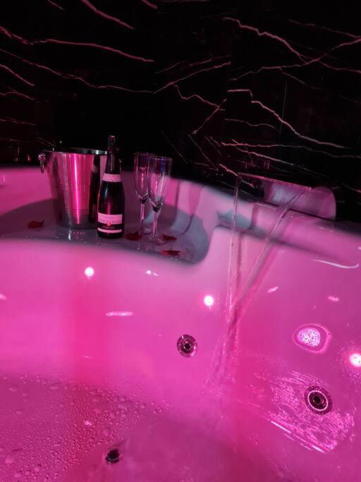 Appartement Escapade Maconnaise Spa-sauna-ciel De Pluie Tropicale-champagne Nuit Romantique *