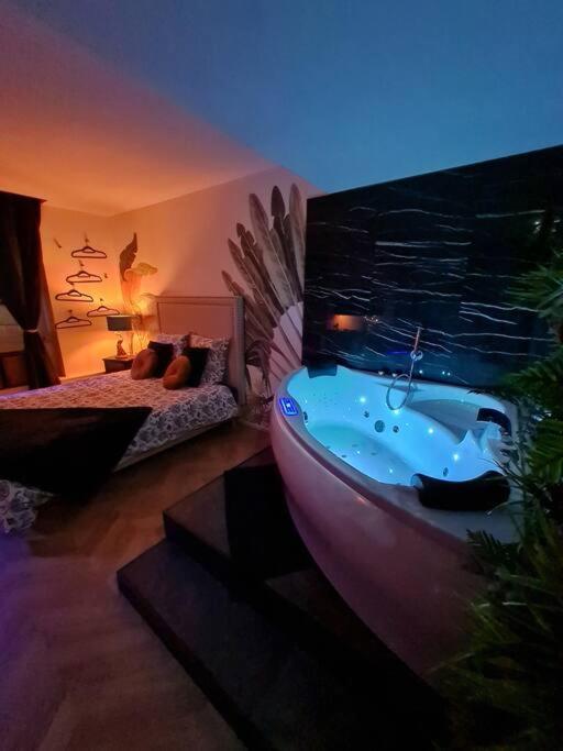 Appartement Escapade Maconnaise Spa-sauna-ciel De Pluie Tropicale-champagne Nuit Romantique Mâcon
