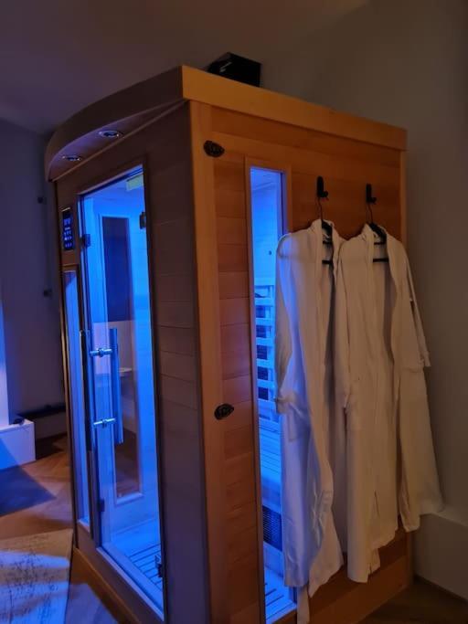 Escapade Maconnaise Spa-sauna-ciel De Pluie Tropicale-champagne Nuit Romantique *