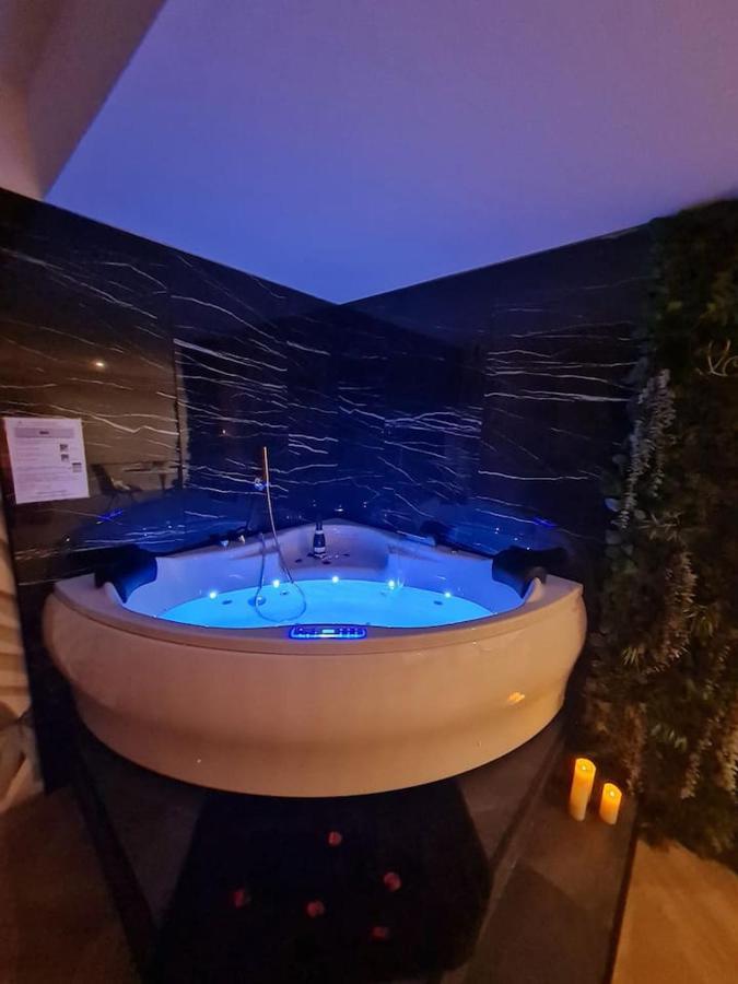Escapade Maconnaise Spa-sauna-ciel De Pluie Tropicale-champagne Nuit Romantique * Mâcon