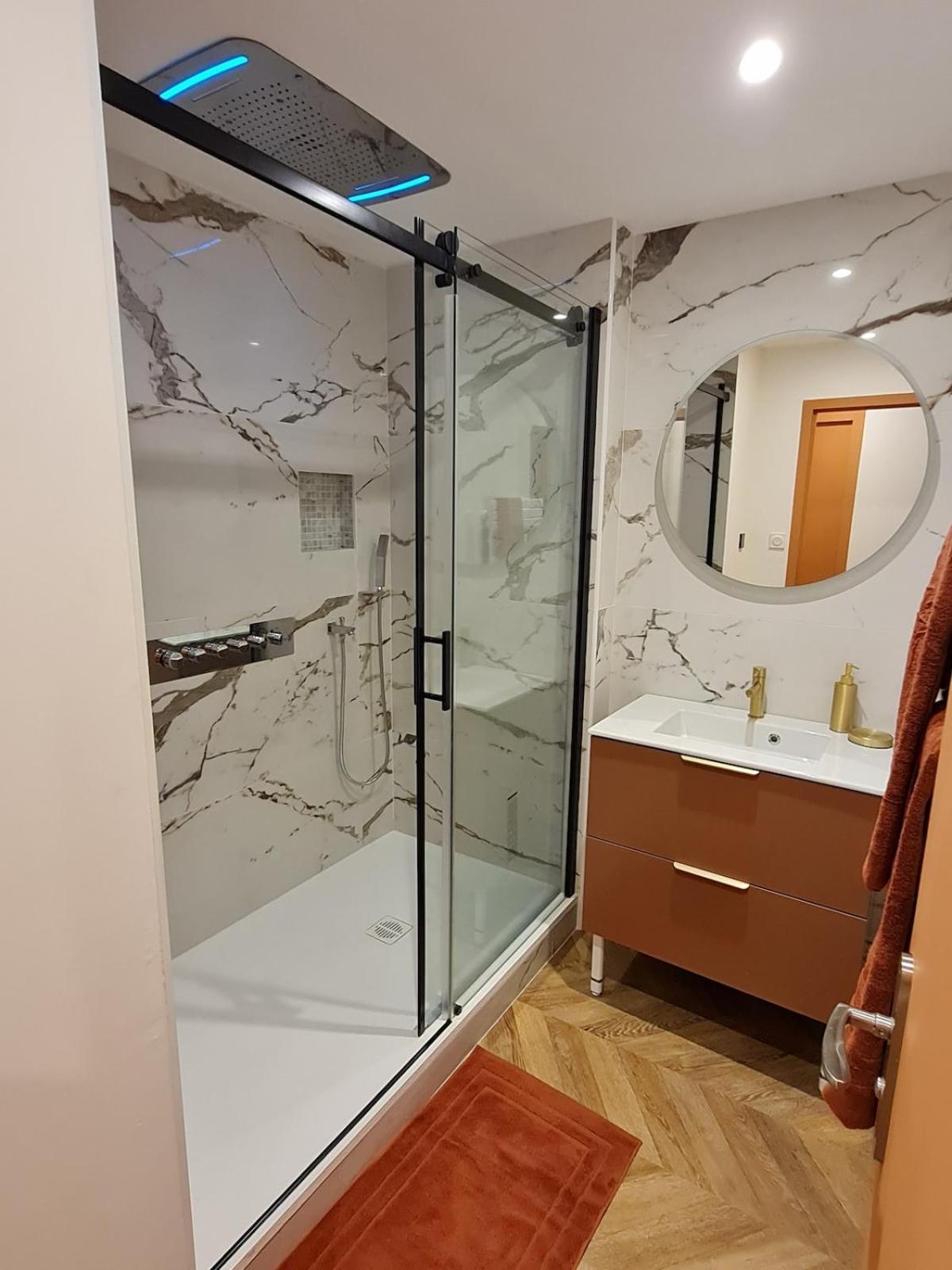Appartement Escapade Maconnaise Spa-sauna-ciel De Pluie Tropicale-champagne Nuit Romantique *